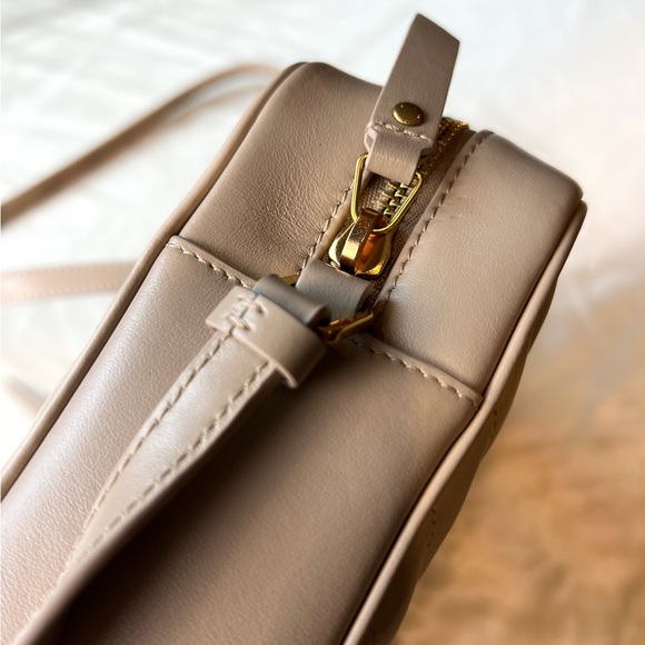 💞💞SOLD💞💞Yves Saint Laurent Beige Lou Camera Bag - Picture 4 of 10